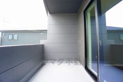 幅広のインナーバルコニーは多少の雨でも洗濯物を守ってくれ、家事を助けてくれること間違いなし。眩しすぎる日差しも和らげます。