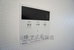 キッチン横からお湯張り、追い炊き、足し湯がボタン一つで楽々操作できる給湯機リモコンです＾＾忙しい夕飯の準備の時間帯に重宝しますね。