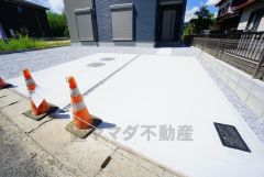 カースペースは並列4台＾＾ ご夫婦で1台ずつとご友人や急な来客があっても安心です。スーパー・コンビニまで徒歩15分圏内＾＾