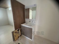 三面鏡つき洗面台。収納も一体型になっているので、ドライヤーやヘアアイロンの置き場に困りませんね。