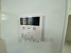 給湯器リモコンはキッチン横からボタンひとつで操作が楽々。通話ボタン付きでお子様とも会話ができて安心です。