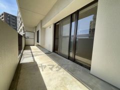 リビングから出入りできるバルコニーは日当たり良好です＾＾お洗濯物の乾きやすさはもちろんですが、日光浴や星を眺めることもできますね＾＾