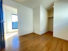 全居室にはたっぷり収納できる大型クローゼットを設置しています。窓には断熱性・保温性にすぐれ、省エネ効果のあるペアガラスを採用。冬には結露を防止します。