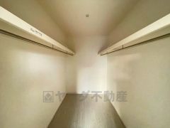 収納力豊富なウォークインクローゼット付き。洋服や小物などを1箇所にまとめて美しい収納を実現します。