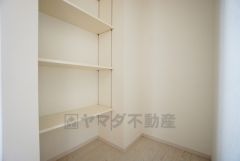 同仕様写真。まとめ買いしてもこの収納量なら心配要らずのパントリー。調理家電や食品のストックをすっきりまとめられ、キッチン周りを広々使えます。