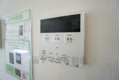 給湯器リモコンはキッチン横からボタンひとつで操作が楽々。通話ボタン付きでお子様とも会話ができて安心です。
