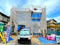 イオン福岡店まで車で約14分（4.3ｋｍ）。周辺環境充実＾＾コンビニ・スーパーまで徒歩13分圏内。食器洗浄乾燥機、スマートキー有＾＾