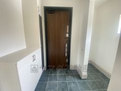 タッチキータイプの玄関ドアです。奥まって設置されているので、雨に濡れる心配もありません。