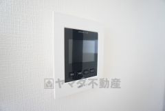 防犯性もばっちり、TVモニター付きインターフォン完備。大きなモニターで玄関先を確認できます。録画機能が付いているので不在時の訪問者も確認できて安心です^^