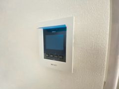 防犯性もばっちり、TVモニター付きインターフォン完備。大きなモニターで玄関先を確認できます。録画機能が付いているので不在時の訪問者も確認できて安心です^^