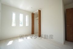 木目調のシンプルデザインで落ち着きと安らぎの空間に仕上げています。各部屋に収納が完備されているので、お荷物が多くなっても安心の設計です。