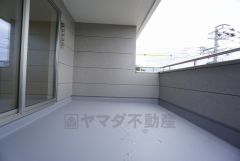 幅広のインナーバルコニーは多少の雨でも洗濯物を守ってくれ、家事を助けてくれること間違いなし。眩しすぎる日差しも和らげます。