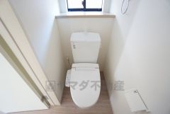 温水洗浄機付トイレです。節水機能もあるので、安心して使えますね。もちろん、1階2階の2ヶ所にトイレがあるので、忙しい朝にもゆとりができますね。