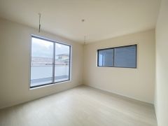 主寝室としてお使いいただけそうなこちらのお部屋は、日当たりが良く、爽やかな風を感じて起きる朝は、快適生活の始まりに。