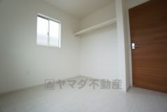 同仕様写真。明るい洋室です。ナチュラル色のフローリングで開放的な優しい雰囲気になっています＾＾ベッドや机、ＴＶを置いてもゆとりのある広さです。