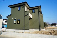 カーキ・ホワイトを基調としたシンプルで飽きの来ない外観です。 流行に左右されないベーシックなカラーリングは、永住にふさわしい佇まいです。