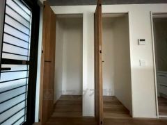 まとめ買いしてもこの収納量なら心配要らずのパントリー。調理家電や食品のストックをすっきりまとめられ、キッチン周りを広々使えます。