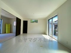 大きな窓のあるリビングは、陽光あふれる明るい空間です。居心地良く、ご家族皆がゆったり寛げる憩いの空間となりそうです。