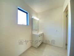 三面鏡つき洗面台。収納も一体型になっているので、ドライヤーやヘアアイロンの置き場に困りませんね。