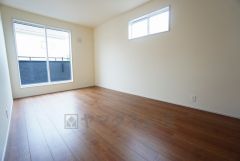 ベッドや机、ＴＶを置いてもゆとりのある広さです。