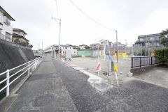 前面道路は東側約4ｍ。須恵ICまで車で約5分（1.6ｋｍ）コンビニまで徒歩6分。スーパーまで徒歩10分＾＾