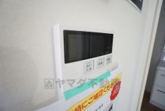 キッチン横からお湯張り、追い炊き、足し湯がボタン一つで楽々操作できる給湯機リモコンです＾＾忙しい夕飯の準備の時間帯に重宝しますね。