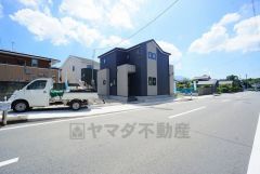 前面道路は西側約8.6ｍ。車の離合がスムーズで余裕を持って駐車出来ます＾＾ 福岡ICまで車で約20分。（6.4ｋｍ）おでかけに便利。
