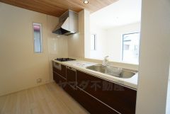 対面式カウンターキッチンでお子様の様子が見守れます。カウンタートップは耐熱性に優れており、日ごろのお掃除もふき取るだけでＯＫ。ステンレスシンクも簡単にお掃除できますよ。