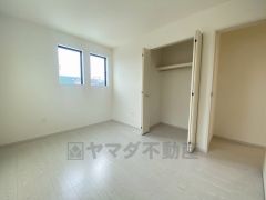 暖かい日差しが差し込む洋室。たっぷり収納できるクローゼット付きでお部屋の中をすっきりと快適に保てます。