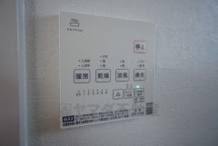 浴室暖房乾燥機には、暖房、乾燥、涼風、換気の4つの機能が付いています。タイマー付きです。