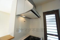 調理により発生する油煙や臭いを吸い込み、屋外へ排気してくれます。