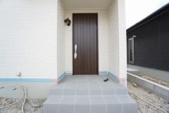 ブラウントーンの玄関扉＾＾外壁とマッチングしていてかっこいいですね＾＾家の顔となる玄関扉がかっこいいと、たくさんの人を招き入れたくなりますね＾＾
