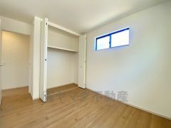 同仕様写真。木目調のシンプルデザインで落ち着きと安らぎの空間に仕上げています。各部屋に収納が完備されているので、お荷物が多くなっても安心の設計です。