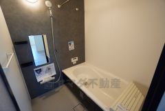 1日の疲れを癒すくつろぎのバスルーム。足を伸ばしてもゆったりと入れるサイズです。お子様と一緒にお風呂に入っても狭くないですね^^