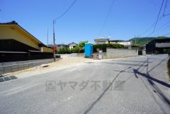 前面道路は約6ｍ以上と駐車がスムーズ＾＾ カースペースは、停めやすい並列駐車3台。