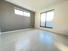 主寝室はアクセントクロスがオシャレですね。インテリアでどんな部屋にするのか考えるのも楽しみです。
