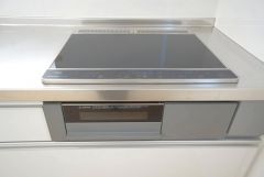 お手入れがしやすいIHクッキングヒーター＾＾ 火を使わないため安全性が高く、また周囲の空気が温まりにくいので夏でも快適にお料理ができそうです＾＾