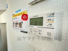 キッチン横からお湯張り、追い炊き、足し湯がボタン一つで楽々操作できる給湯機リモコンです＾＾忙しい夕飯の準備の時間帯に重宝しますね。