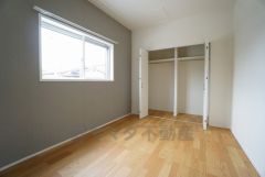住む人のこだわりを活かす洋室＾＾日当たりがよく、寝室としての利用もおすすめ。広めのクローゼットもあり荷物もすっきり片付けれ、ゆとりのある暮らしが出来ます＾＾