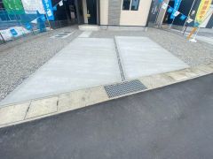前面道は公道南側約6ｍ。大型車の通行がほとんどなく、騒音や振動が少ないので静かで快適な生活を送れます。