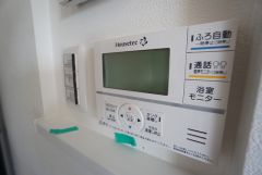 キッチン横からお湯張り、追い炊き、足し湯がボタン一つで楽々操作できる給湯機リモコンです。忙しい夕飯準備の時間帯に重宝しますね。
