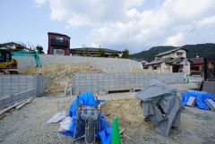 カースペースは停めやすい並列駐車2台付き。ご夫婦で1台ずつ所有できます＾＾ 前面道路は6ｍと駐車がスムーズにできます＾＾