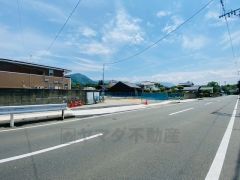 前面道路は西側約8.6ｍ。車の離合がスムーズで余裕を持って駐車出来ます＾＾ イオンモール福岡まで車で約10分（3.1ｋｍ）映画鑑賞やショッピングを楽しめます。