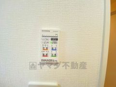 雨の日の洗濯も安心できる浴室暖房乾燥機付き浴室。リモコンで操作もボタン1つで簡単。 浴室暖房乾燥機には、暖房、乾燥、涼風、換気の4つの機能が付いています。タイマー付きです。