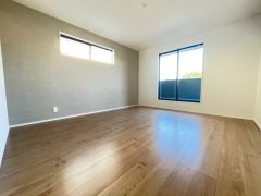 主寝室はアクセントクロスがオシャレですね。インテリアでどんな部屋にするのか考えるのも楽しみです。