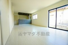 対面式キッチンを中心としたリビングダイニングで家族の会話が弾みそうです。