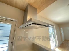 調理により発生する油煙や臭いを吸い込み、屋外へ排気してくれます。