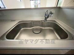 広々とした凸型シンクに洗剤ポケットを標準装備。大きなお鍋など洗いやすいです。洗剤や石鹸、スポンジもすっきりできる収納付き。