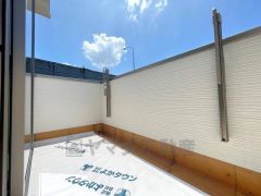 陽当たりの良いバルコニーです。お洗濯やお布団干しはもちろん、日光浴スペースにも足元は防水工事施工済です。