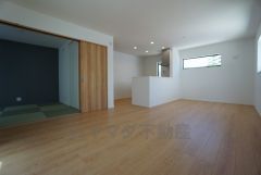 大きな窓のあるリビングは、陽光あふれる明るい空間です。居心地良く、ご家族皆がゆったり寛げる憩いの空間となりそうです。